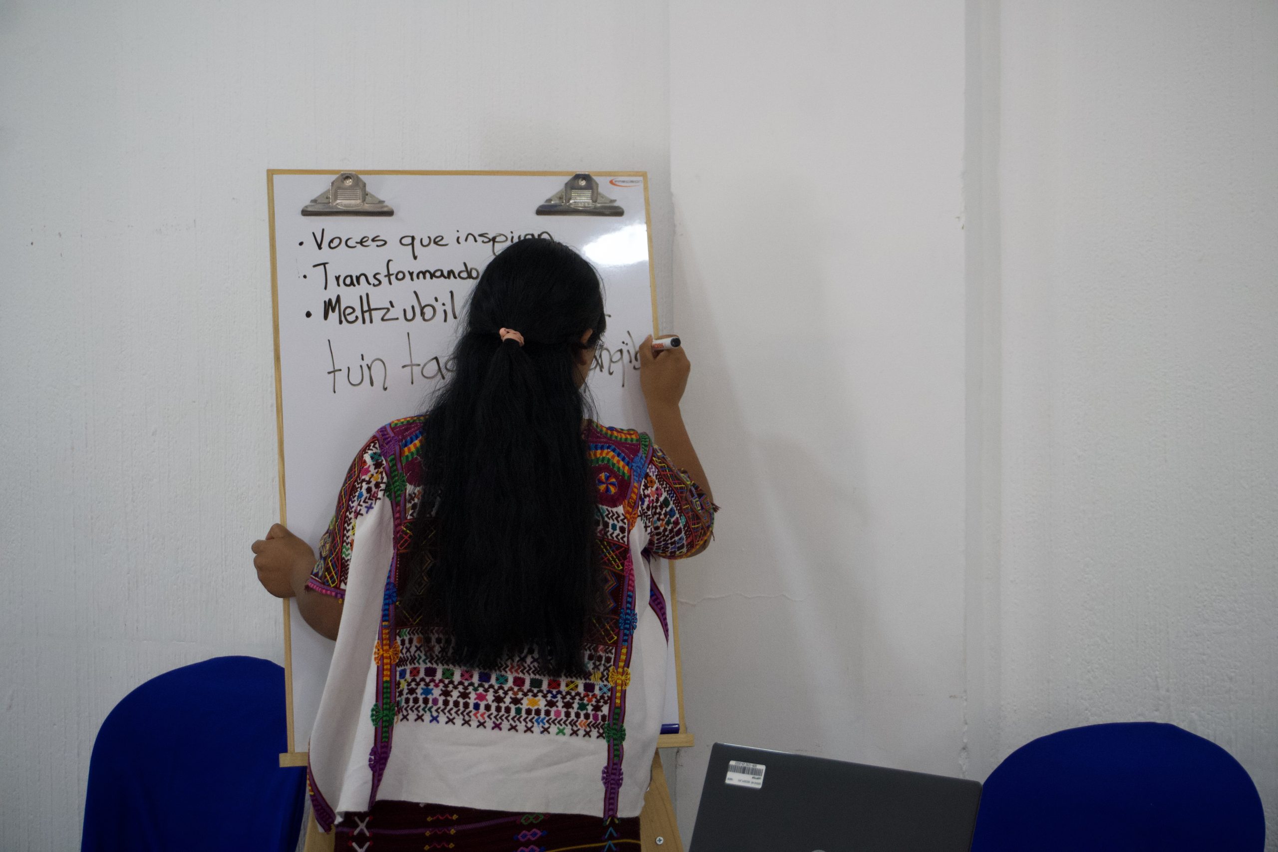 Grupo de mujeres con diplomas — Episodio I Idea Petate