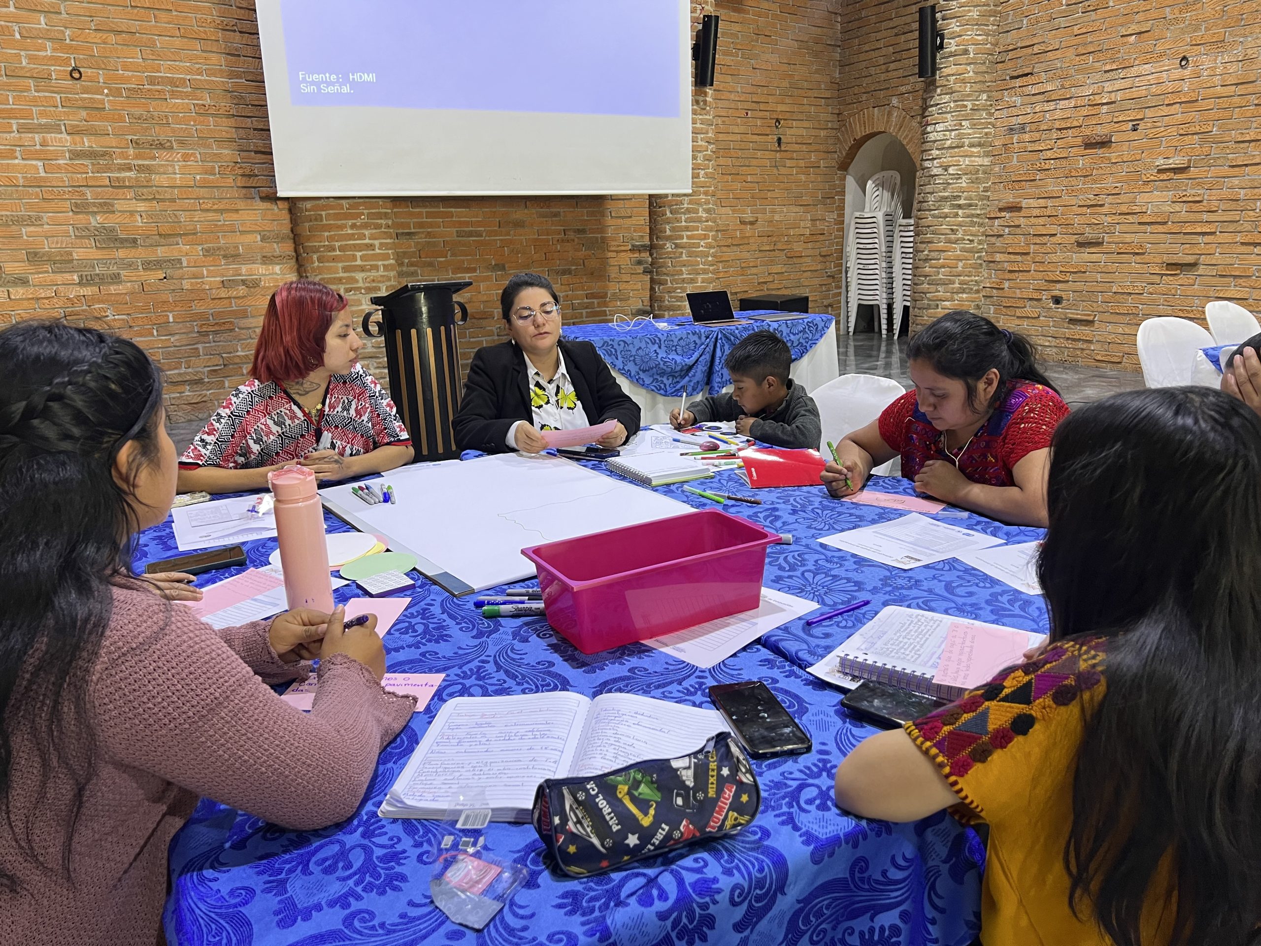 Taller participativo — pizarrón con voces